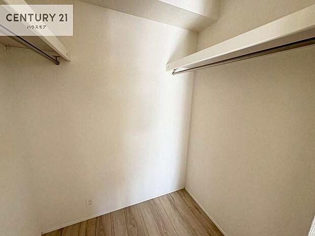 ウォークインクローゼット付きです。たくさんのお洋服などを収納しておけそうですね!他にも扇風機や加湿器など季節物の大きな家電も収納できます。