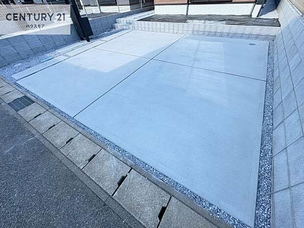 駐車スペースは2台分あります!セカンドカーはもちろん、バイクや自転車なども置き場所に困りません。