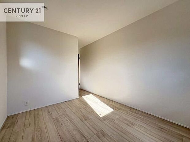 洋室は子供部屋や寝室、色々と用途多彩に利用できますね。収納力もたっぷりなので、広々気持ちよく過ごすことができます。