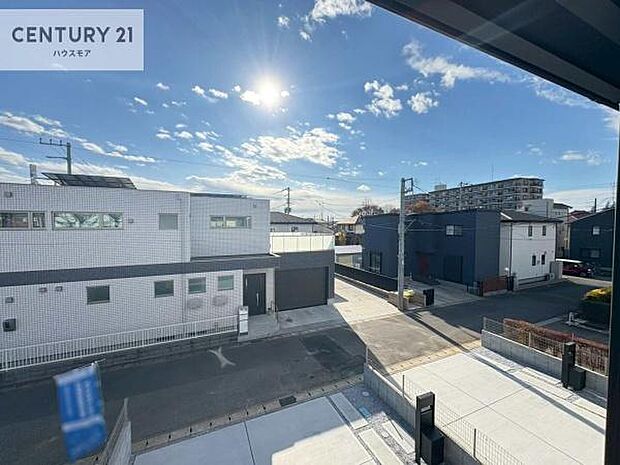 晴れた日には青い空を見渡せる開放的な時間を楽しめます。気持ちの良い風が通り抜ける街並みです!