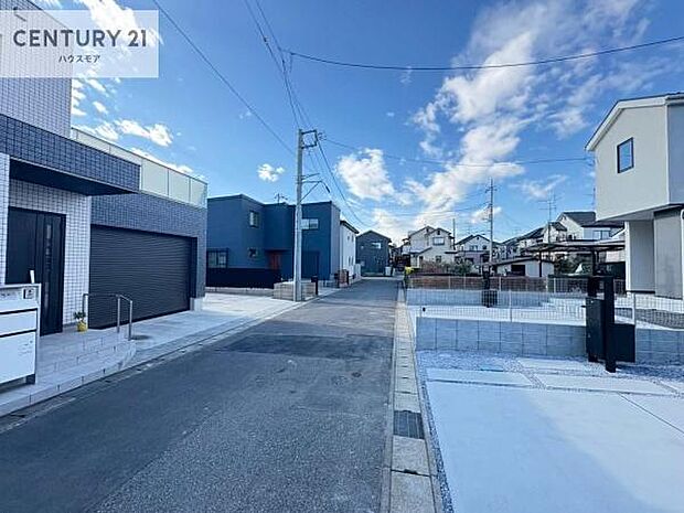 前面道路は5m!陽当り良好な立地です。車庫入れが苦手な方も安心ですね。