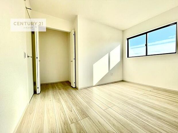 掃き出し窓がないお部屋は、お子様のお部屋としても安心です！収納スペースも充実しているので散らかったお部屋をサッと片付けられます！