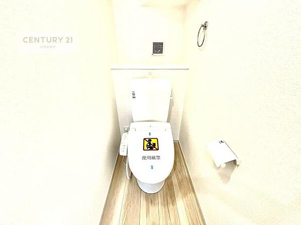 1・2階にトイレがございます！朝の忙しい時間帯も待たずにすみそうですね。白を基調とした清潔感のあるトイレでお手入れがしやすいです！