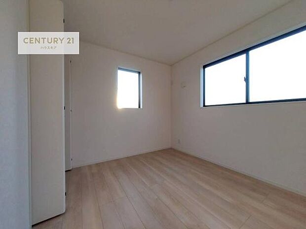 優しい光が差し込む洋室は、朝の目覚めも気持ちが良さそうですね。おうち時間もゆったりと過ごすことができます。