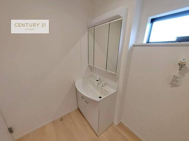 三面鏡仕様の洗面所は、身だしなみがしやすい造り！裏は収納になっています。ドライヤーやお化粧道具を片付けられるので洗面台周りをスッキリと見せることが出来ます！