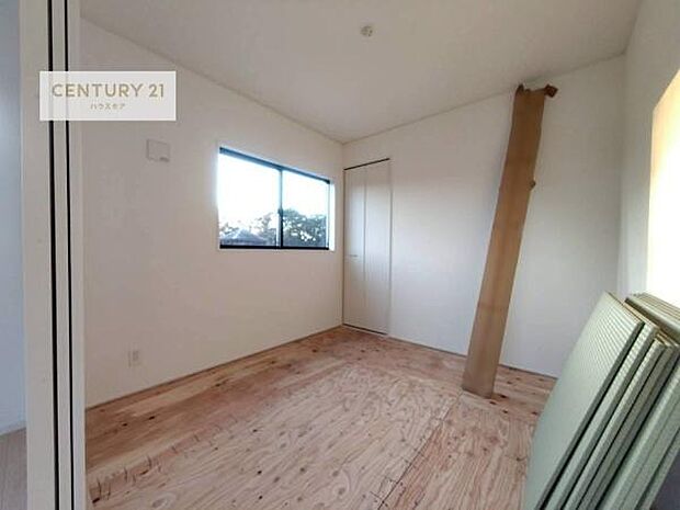 和室ではお子様が転んでも怪我をする心配はほとんどありません。家事の合間にママやパパが寝ころんで使える休憩スペースとしても利用可！