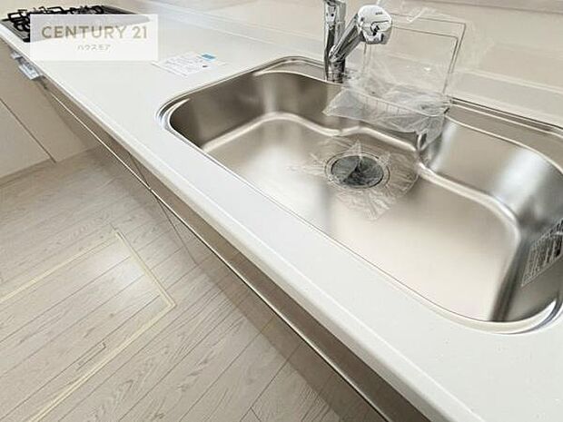 ワイドなシンクですね！水が跳ねにくく洗物がしやすい家事が楽々仕様のシステムキッチンです！デザイン性と機能性を兼ねたキッチンで清潔感がありますね！（同仕様）