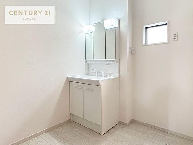 小窓付きの明るい洗面室です！湿気もすぐに入れ替えができて清潔に保つことができます！自然光が差し込むのでお化粧の仕上がりも良くなりますね！（同仕様）