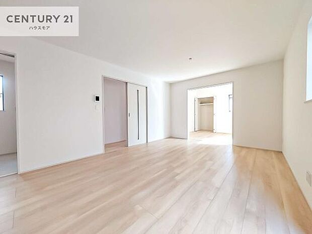 広々ダイニングスペース！ゆったりお食事。笑い声響く楽しい時間が過ごせます。日々の疲れも癒されます！