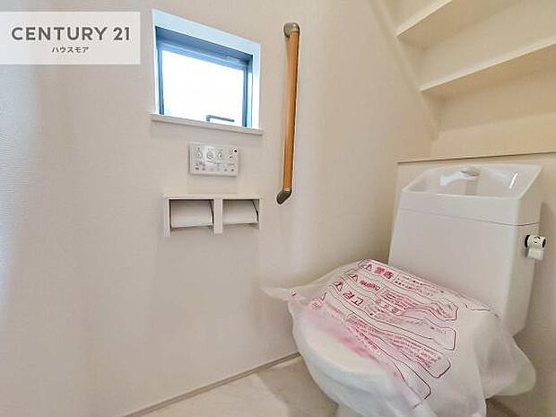 1・2階にトイレがございます！朝の忙しい時間帯も待たずにすみそうですね。白を基調とした清潔感のあるトイレでお手入れがしやすいです！