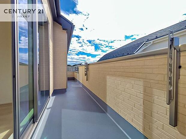 広々としたバルコニーで一日の始まりをスタート！お洗濯ものをたっぷり気持ちよく干せます！