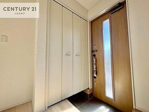 シューズボックス付きなので、玄関が片付きお掃除がしやすいです!スッキリした玄関で戸を開けた瞬間、清潔感のある心地いい空間が出迎えてくれます。