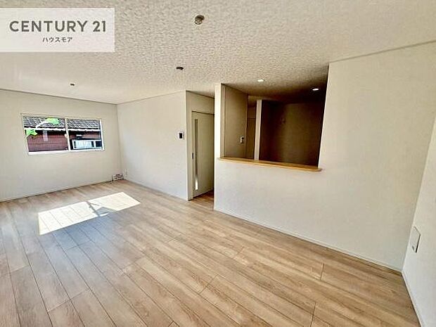 心地良いリビングは家族が自然と集まります。家族団欒の時間が増えそうです。ご家族と、より一層充実した時間を過ごせそうですね。明るく開放的な空間です。