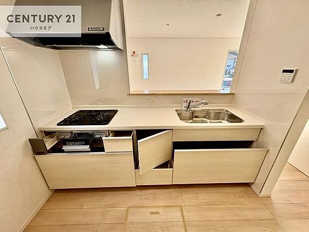 収納スペースが豊富で、調理スペースがスッキリと片付きひろ〜く活用できます!快適に作業ができます!毎日の料理が捗ります!