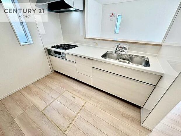 大人気の対面式システムキッチンを採用しています!ご家族のコミュニケーションが自然と増える設計です。お子様にも目が届くので嬉しいですね。広々使えて快適に作業が進みます。