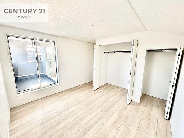 バルコニーへ面した洋室なので天気のいい日はバルコニーへ出てリフレッシュするのもいいですね!充実したプライベートタイムが送れる洋室!陽当たり、風通し良好です。