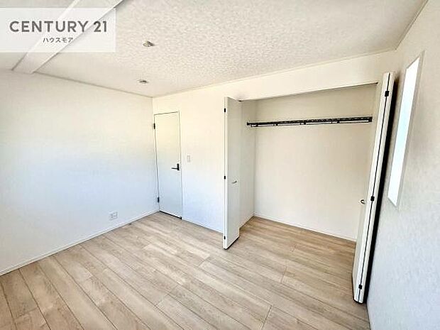 掃き出し窓がないお部屋は、お子様のお部屋としても安心です!収納スペースも充実しているので散らかったお部屋をサッと片付けられます!