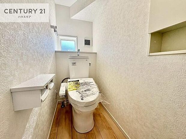 1・2階にトイレがございます!朝の忙しい時間帯も待たずにすみそうですね。白を基調とした清潔感のあるトイレでお手入れがしやすいです!