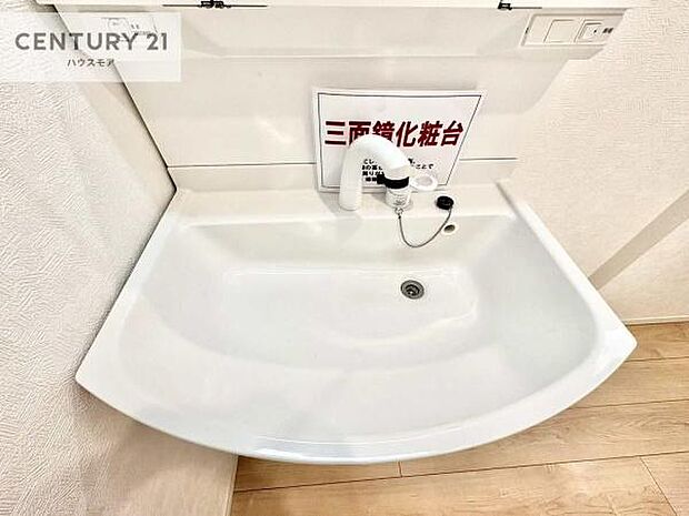 深い洗面台ボウルは、水が跳ねにくいのでお手入れが楽々!清潔感が保てます!キレイな洗面所で自分磨きのモチベーションが上がりますね!