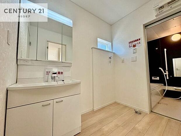 小窓付きの明るい洗面室です!湿気もすぐに入れ替えができて清潔に保つことができます!自然光が差し込むのでお化粧の仕上がりも良くなりますね!