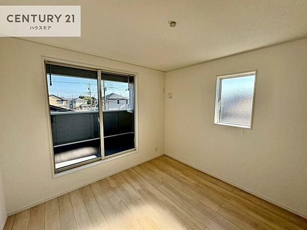 バルコニーに面している洋室です。明るく温もりがあり、換気もしっかりできます!朝起きて、外に出て背伸びをしつつ深呼吸をし良い朝を迎え入れることができます。