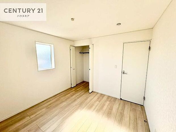 洋室は子供部屋や寝室、色々と用途多彩に利用できますね。収納力もたっぷりなので、広々気持ちよく過ごすことができます。