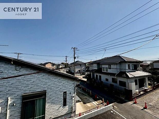 晴れた日には青い空を見渡せる開放的な時間を楽しめます。気持ちの良い風が通り抜ける街並みです!