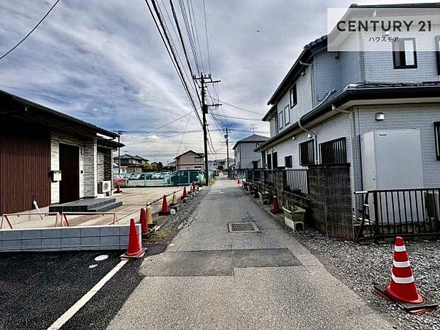 前面道路3.39m!陽当り良好な立地です。車庫入れが苦手な方も安心ですね。