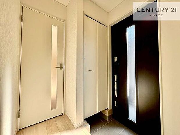 シューズボックス付きなので、玄関が片付きお掃除がしやすいです!スッキリした玄関で戸を開けた瞬間、清潔感のある心地いい空間が出迎えてくれます。