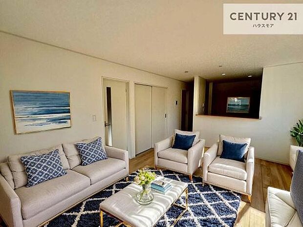 家具はCGパースです。心地良いリビングは家族が自然と集まります。家族団欒の時間が増えそうです。ご家族と、より一層充実した時間を過ごせそうですね。明るく開放的な空間です。