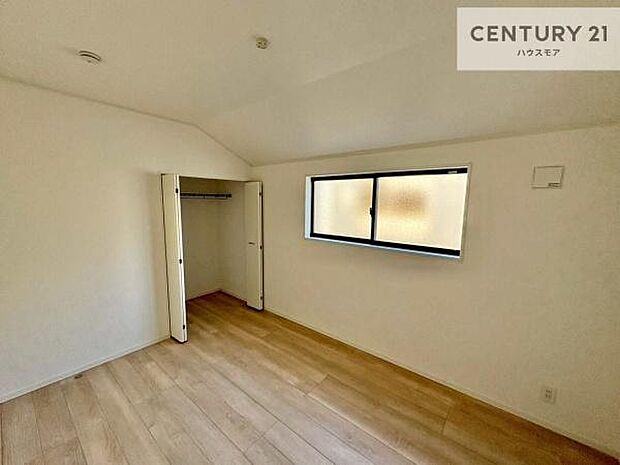 掃き出し窓がないお部屋は、お子様のお部屋としても安心です!収納スペースも充実しているので散らかったお部屋をサッと片付けられます!