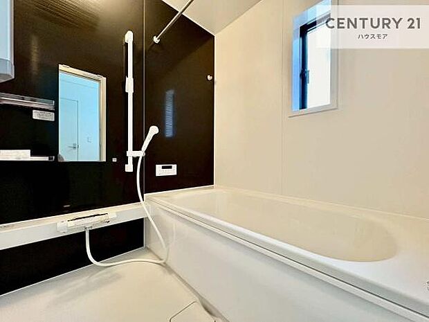 落ち着きある大人の雰囲気のバスルームは、シックなデザインでバスタイムが充実!お仕事頑張っているご褒美にお好みの匂いの入浴剤を入れて、楽しんでみてはいかがでしょうか?