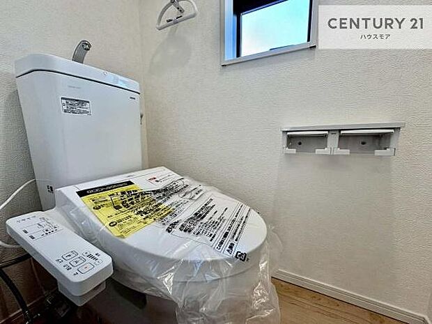 1・2階にトイレがございます!朝の忙しい時間帯も待たずにすみそうですね。白を基調とした清潔感のあるトイレでお手入れがしやすいです!