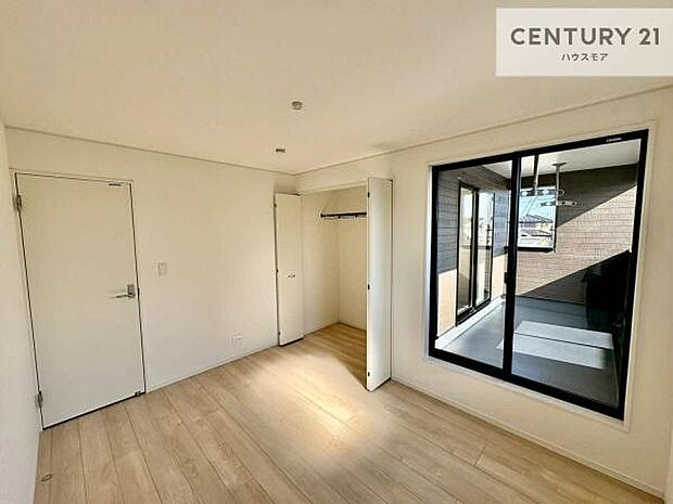 バルコニーに面している洋室です。明るく温もりがあり、換気もしっかりできます!朝起きて、外に出て背伸びをしつつ深呼吸をし良い朝を迎え入れることができます。