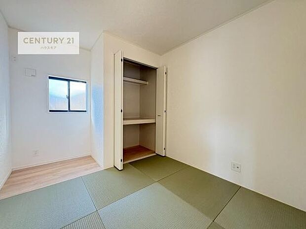 リビングと隣接した和室です!家事の休憩スペースやキッズスペースとして活用するのもよさそうですね!和室の使い方は無限大!収納スペースもたっぷりです!