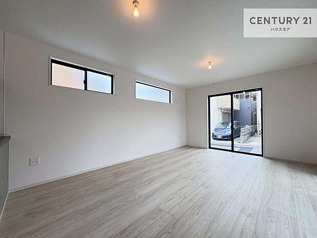 大きな窓からたっぷりの陽ざしが入る明るいリビング。開放感のあるリビングで家族団らんのくつろぎの時間を過ごせます。