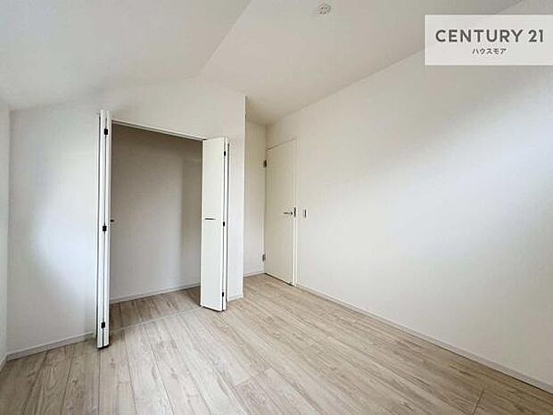 掃き出し窓がないお部屋は、お子様のお部屋としても安心です!収納スペースも充実しているので散らかったお部屋をサッと片付けられます!