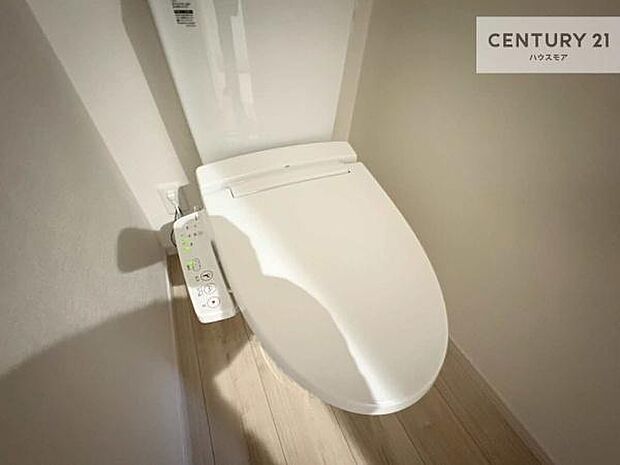 1・2階にトイレがございます!朝の忙しい時間帯も待たずにすみそうですね。白を基調とした清潔感のあるトイレでお手入れがしやすいです!