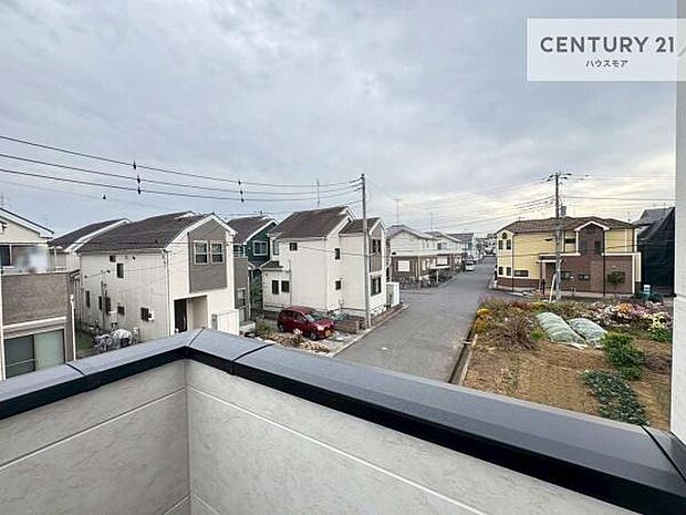 陽当たり良好なバルコニーです!晴れた日には青い空を見渡せる開放的な時間を楽しめます。