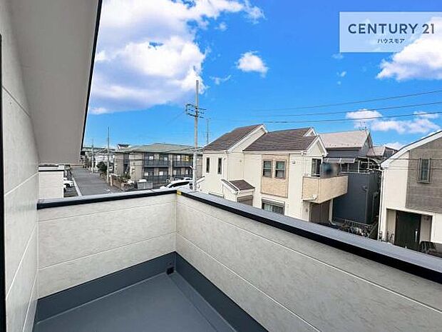 落ち着きある住宅街です!周囲には高い建物がなく、空が広く開放感があり、陽当たりを大きく遮られることもありません!気持ちの良い風が通り抜ける街並みです!