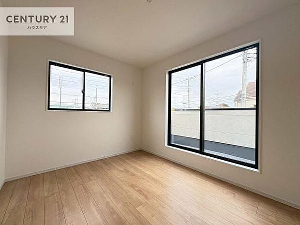 バルコニーに面している洋室です。明るく温もりがあり、換気もしっかりできます!朝起きて、外に出て背伸びをしつつ深呼吸をし良い朝を迎え入れることができます。