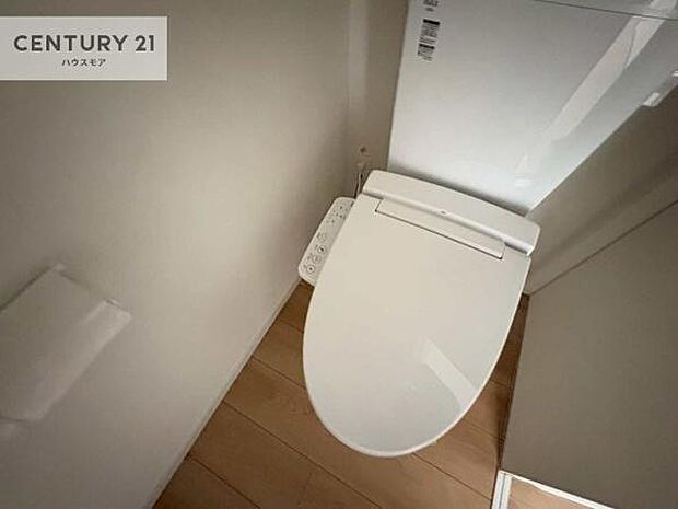 1・2階にトイレがございます!朝の忙しい時間帯も待たずにすみそうですね。白を基調とした清潔感のあるトイレでお手入れがしやすいです!