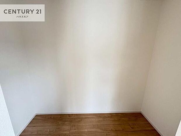 ウォークインクローゼット付きです。たくさんのお洋服などを収納しておけそうですね!他にも扇風機や加湿器など季節物の大きな家電も収納できます。