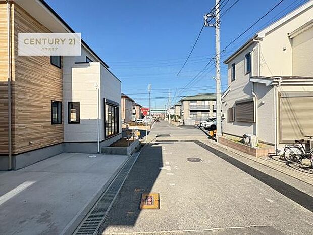 前面道路は8.3m×5.9m!陽当り良好な立地です。車庫入れが苦手な方も安心ですね。