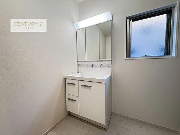 小窓付きの明るい洗面室です!湿気もすぐに入れ替えができて清潔に保つことができます!自然光が差し込むのでお化粧の仕上がりも良くなりますね!