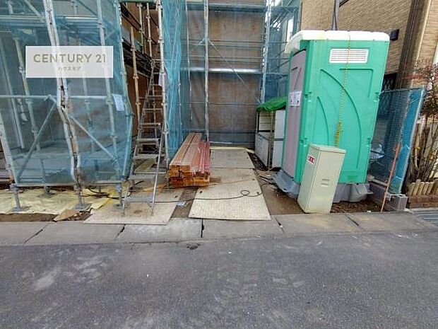 駐車スペースは2台分あります！セカンドカーはもちろん、バイクや自転車なども置き場所に困りません。