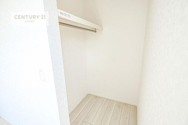 ウォークインクローゼット付きです。たくさんのお洋服などを収納しておけそうですね！他にも扇風機や加湿器など季節物の大きな家電も収納できます。(同仕様)