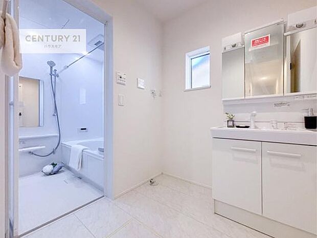 小窓付きの明るい洗面室です！湿気もすぐに入れ替えができて清潔に保つことができます！自然光が差し込むのでお化粧の仕上がりも良くなりますね！（同仕様）