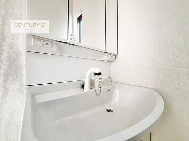 三面鏡で、洗面台が収納上手に。（同仕様）