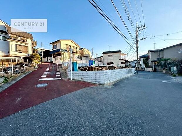 前面道路は6m×4m×4m!陽当り良好な立地です。車庫入れが苦手な方も安心ですね。